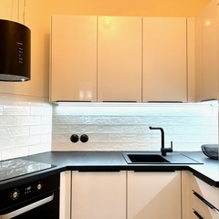 kitchen cabinets in white gloss